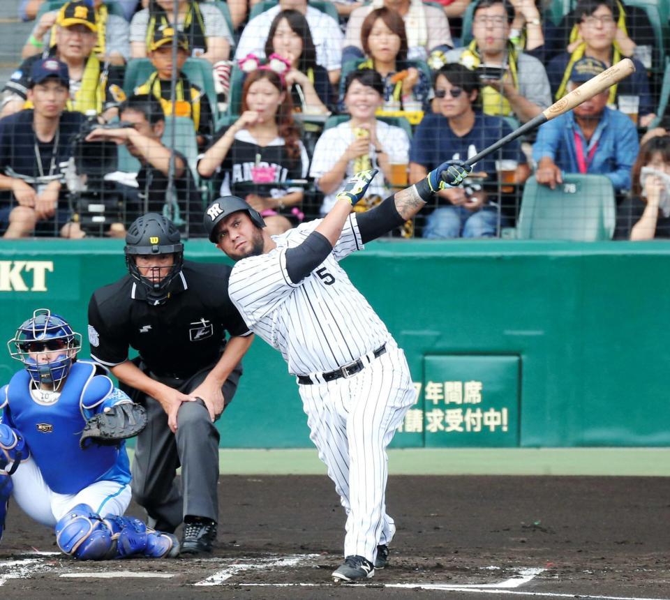 １回阪神２死一塁、左越えに先制の２ランを放つ阪神　マウロ・ゴメス＝甲子園（撮影・高部洋祐）