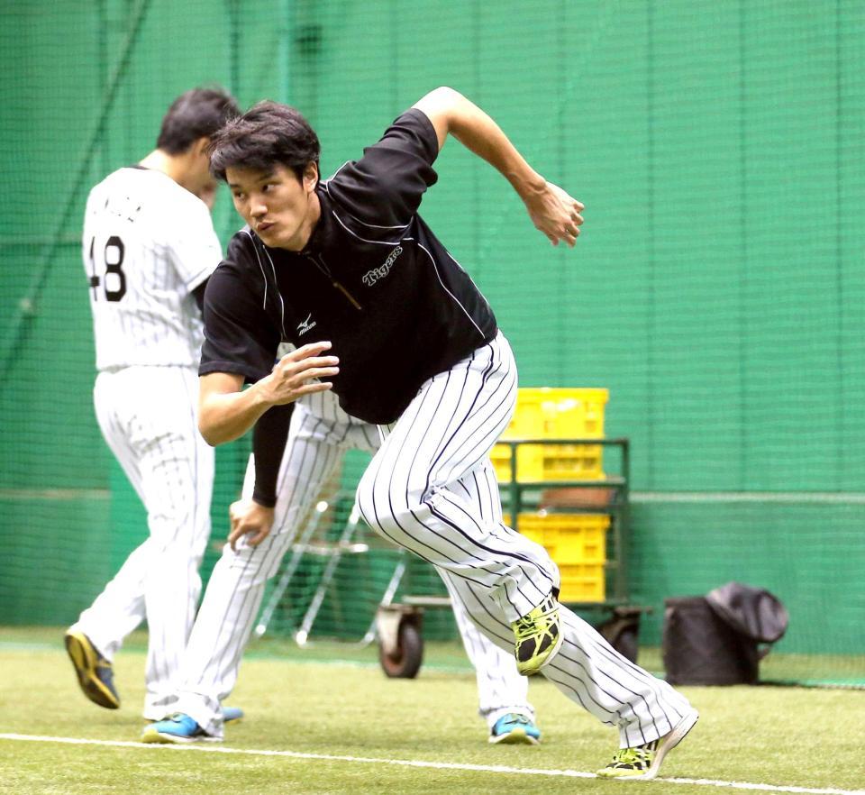 　黙々とダッシュを繰り返す藤浪（撮影・飯室逸平）