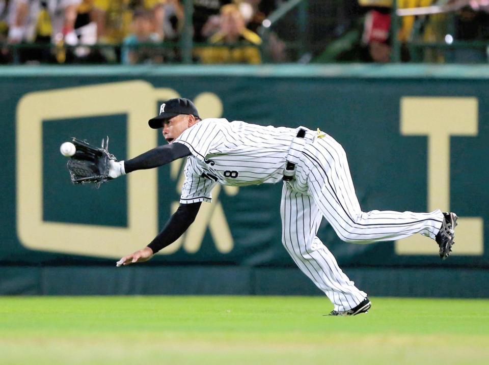 ３回、バレンティンの打球を好捕する福留（撮影・高部洋祐）