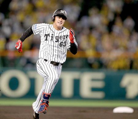 　１回、右中間へ安打を放ち、三塁へ駆ける板山