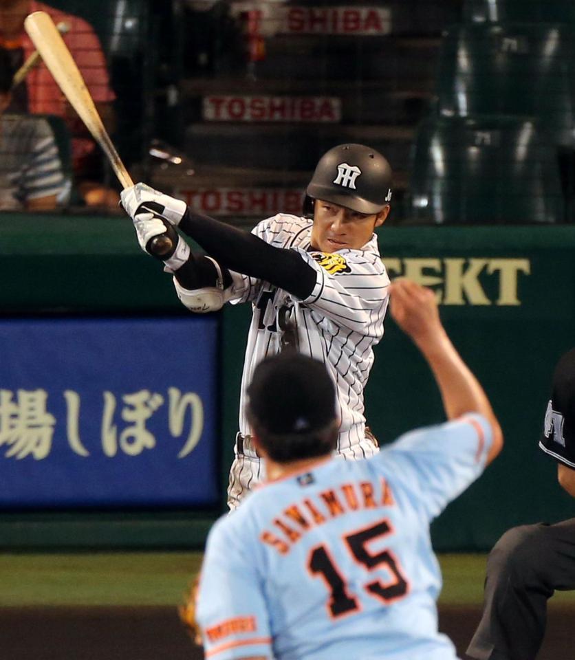 ９回、右前打を放つ鳥谷