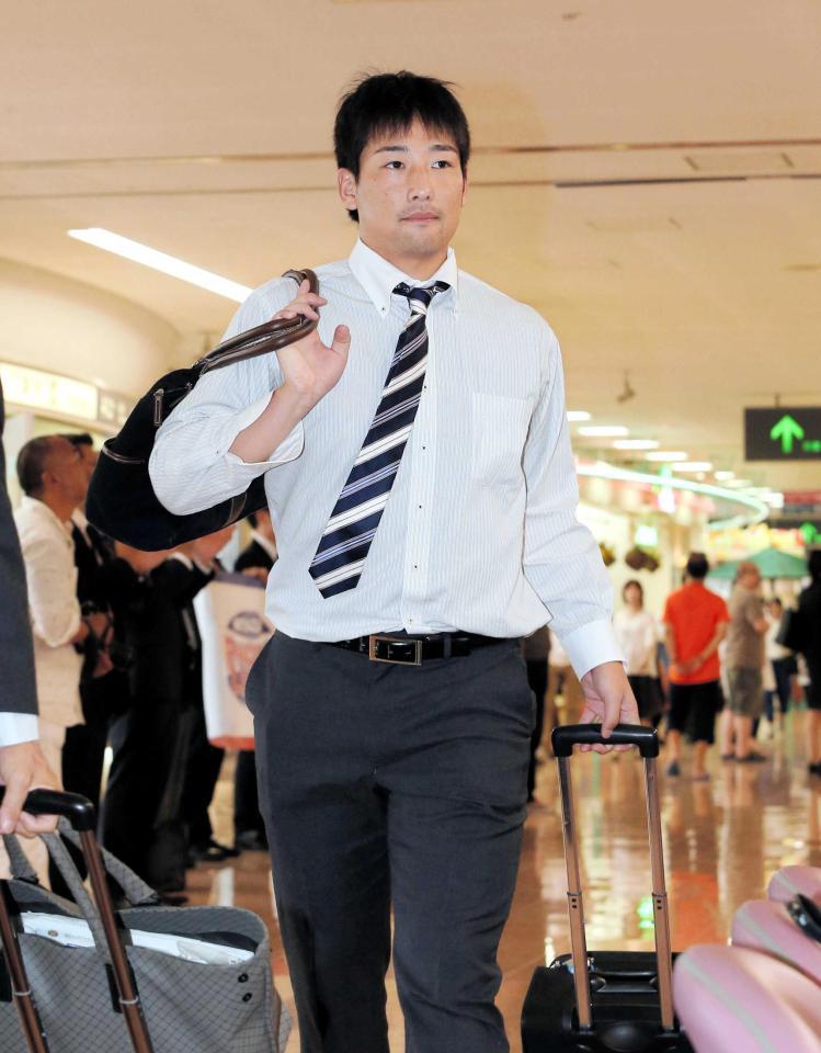 　宮崎入りした岩崎（撮影・北村雅宏）