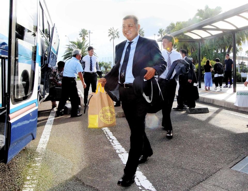 　宮崎に到着し、移動のバスに乗り込む掛布２軍監督（撮影・北村雅宏）
