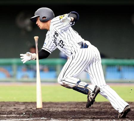 ５回、中前打を放つ植田