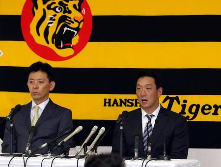 オーナー報告を終え、阪神・四藤慶一郎球団社長（左）とともに会見する阪神・金本知憲監督＝阪神電鉄本社（撮影・飯室逸平）