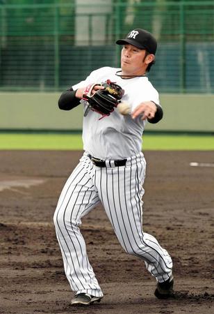 投内連携で汗を流す岩田稔＝鳴尾浜（撮影・持木克友）