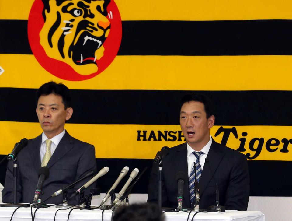 オーナー報告を終え、阪神・四藤慶一郎球団社長（左）とともに会見する阪神・金本知憲監督＝阪神電鉄本社（撮影・飯室逸平）