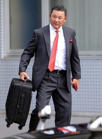 宮崎へ向かう阪神・久保康生コーチ＝鳴尾浜（撮影・山口　登）
