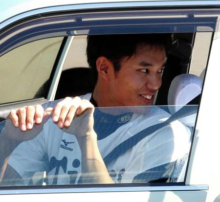 タクシーに乗り込む阪神・藤浪晋太郎＝鳴尾浜（撮影・北村雅宏）