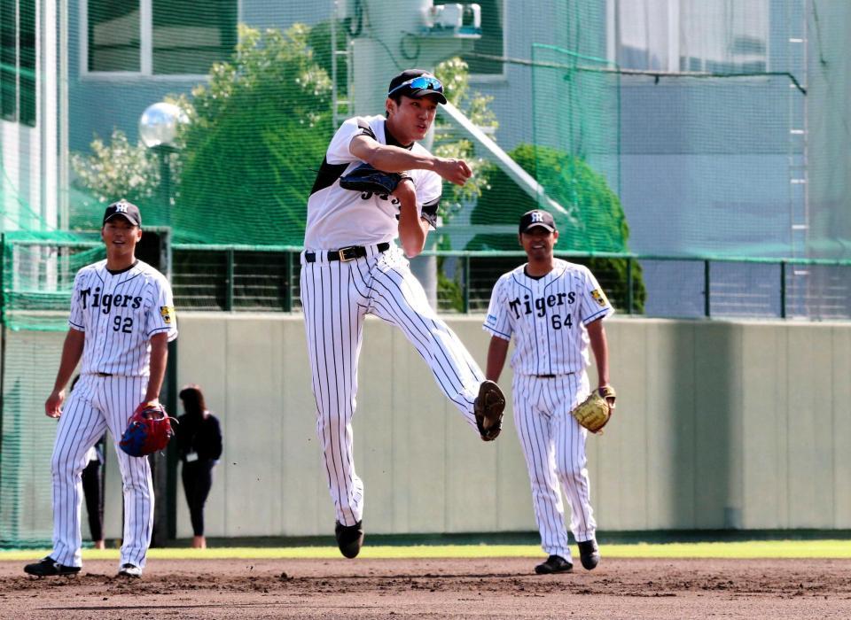 　一塁へジャンピングスローする藤浪（撮影・北村雅宏）