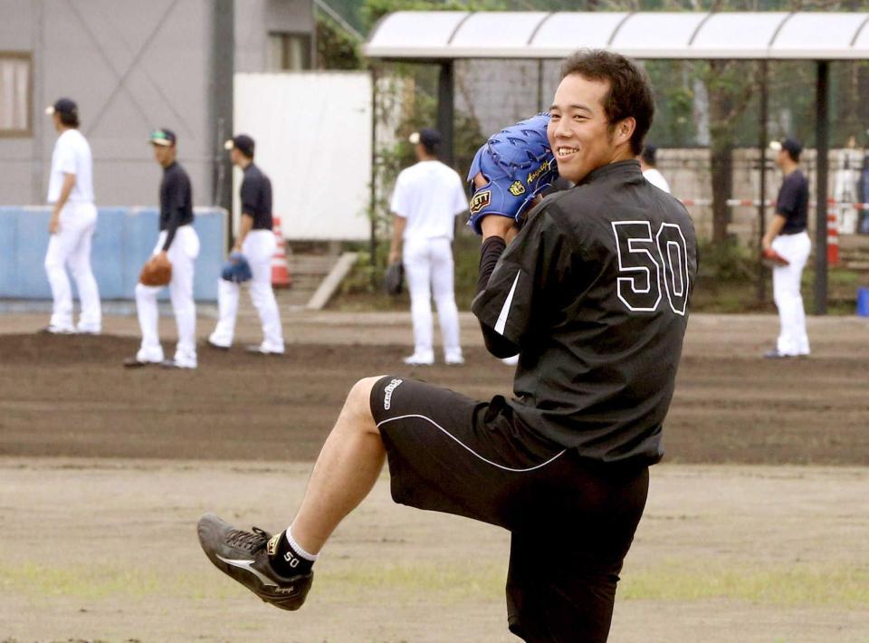 　オリックスの投手陣が練習する中、休日練習でキャッチボールをする青柳（撮影・田中太一）