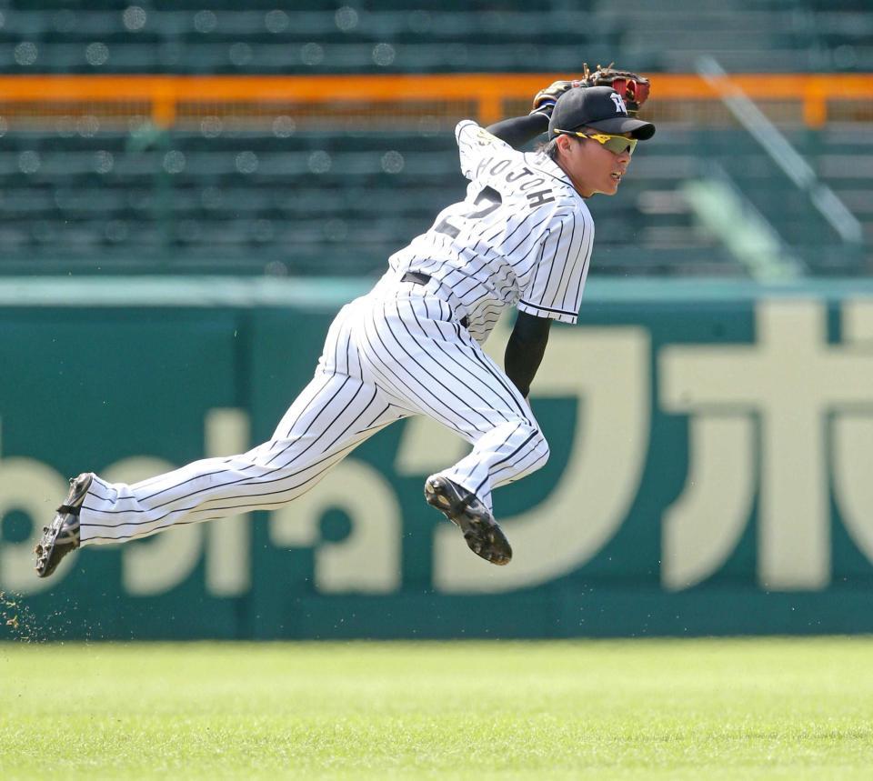 　シートノックでセンターを守り、本塁返球する北條