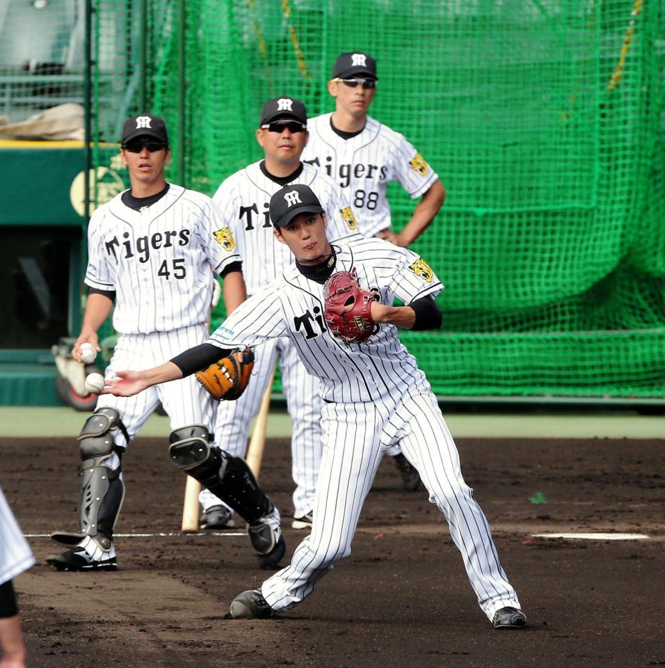 シートノックで好フィールディングを見せる藤浪