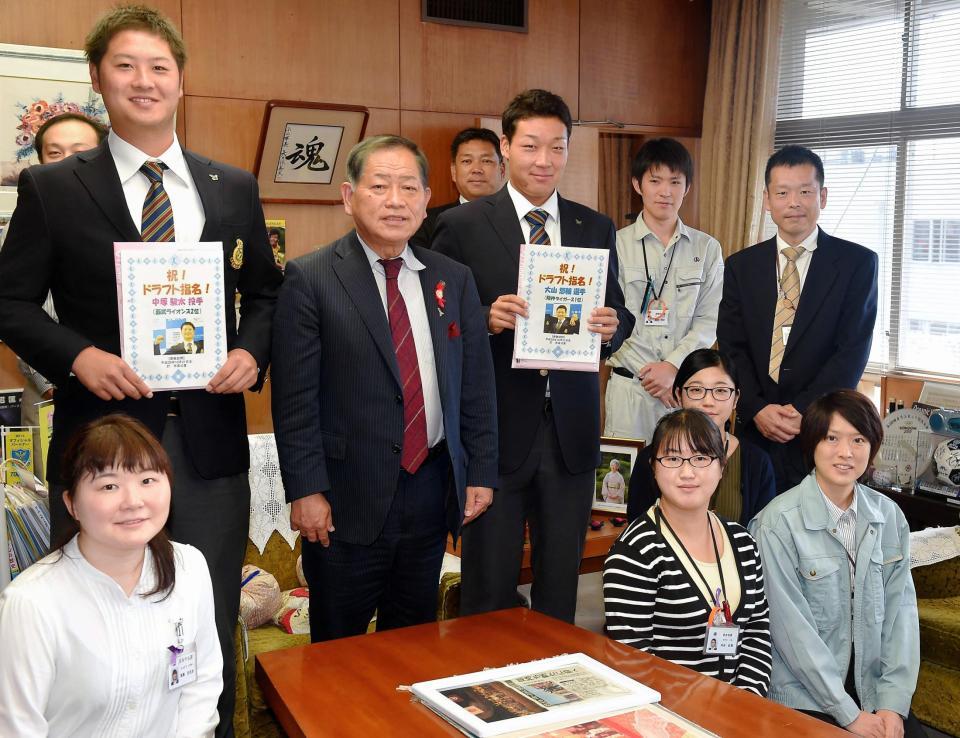 ドラフト指名のあいさつで小山市役所を訪れた白鴎大・大山悠輔。左端は西武から２位指名を受けた中塚駿太＝栃木県小山市内（撮影・堀内翔）
