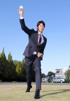 青空の下、投球フォームを披露する藤谷（撮影・高部洋祐）