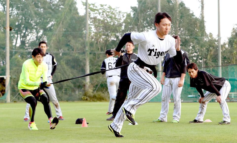 　秋本真吾氏（左端）の指導を受け、ダッシュする高山（撮影・飯室逸平）