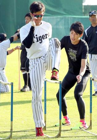 　秋本氏（右）から指導を受ける板山（撮影・飯室逸平）