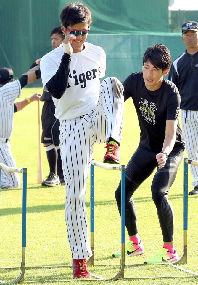 　秋本氏（右）から指導を受ける板山（撮影・飯室逸平）