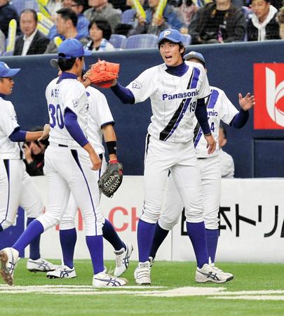 　王子打線を抑えた安部（左）を出迎えるパナソニック・藤谷（撮影・持木克友）