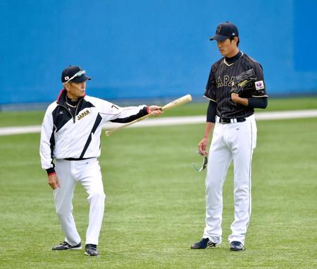 　キャッチボールの途中に、権藤コーチ（左）からアドバイスを受ける藤浪（撮影・出月俊成）