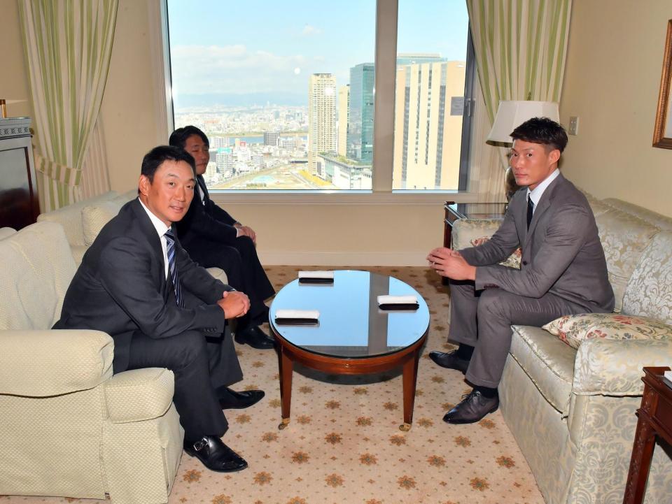 ＦＡ交渉の席に着くオリックス・糸井嘉男（右）と阪神・金本知憲監督＝大阪市内のホテル（代表撮影）