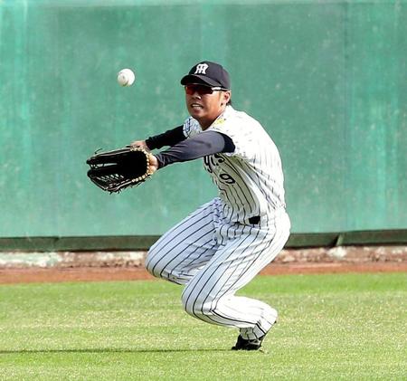 ４回、ＬＧツインズ・金昶爀の放った打球を好捕する阪神・高山俊＝安芸（撮影・北村雅宏）