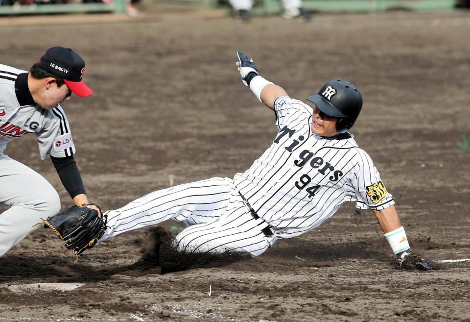 ５回、暴投で本塁に生還する阪神三走・原口文仁＝安芸（撮影・北村雅宏）