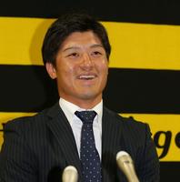 契約更改を終え、にこやかに会見する阪神・坂本＝阪神球団事務所（撮影・飯室逸平）