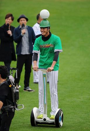 乗り物に乗って笑顔を見せる藤浪＝甲子園