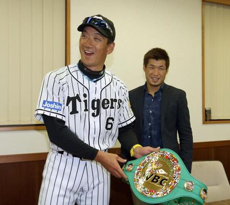 　長谷川（右）のチャンピオンベルトを手に上機嫌の阪神・金本監督