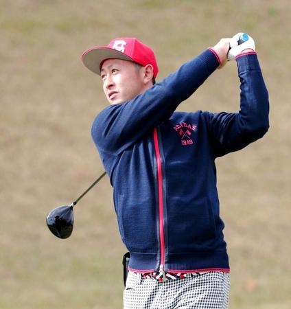 　ティーショットを放つ今成