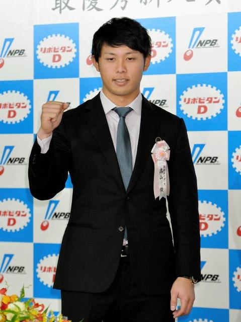 阪神・高山が球団９年ぶりの新人王「金本監督に試合で使ってもらったのが一番」