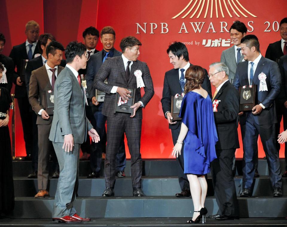 　新井（手前）の授賞式の途中にメダルをポロリ。慌てて拾い…焦った表情で周りを見渡す糸井（中央左）（撮影・出月俊成）