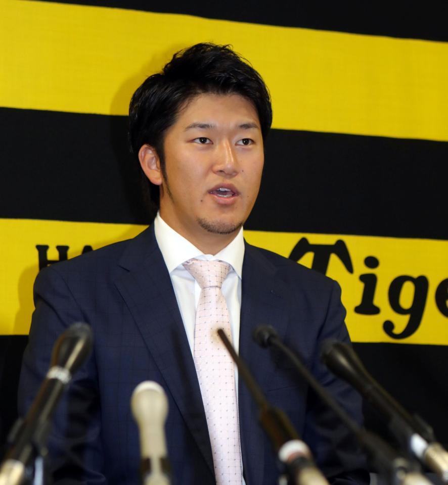 契約更改を終え、会見する阪神・岩貞祐太＝阪神球団事務所（撮影・飯室逸平）