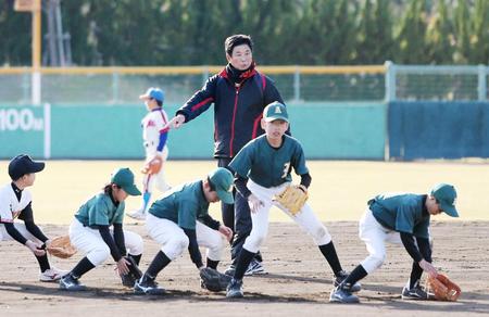 　野球教室で子供たちを指導する平田コーチ（中央）＝撮影・北村雅宏
