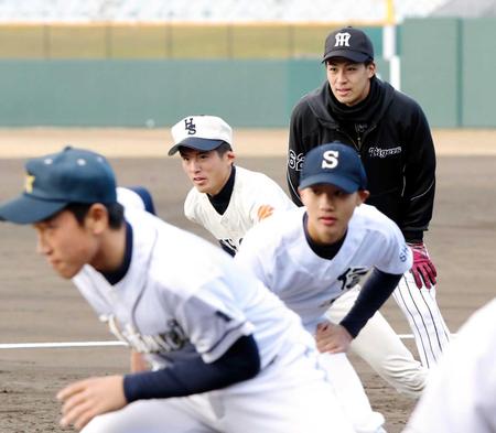 　少年らの走塁練習を見守る植田（奥）＝撮影・高部洋祐