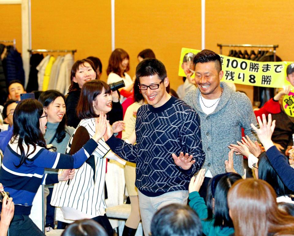 　ファンとの交流で笑顔を見せる能見（中央）。右は狩野（撮影・飯室逸平）