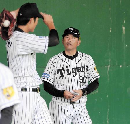 　香田投手コーチ（右）は来季、対話路線で藤浪（左）再生にあたる