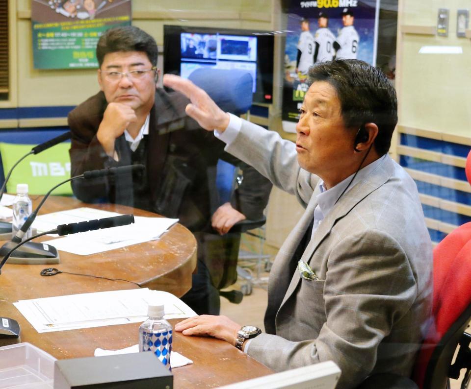 ラジオにゲスト出演する平田コーチ。左は亀山つとむ＝ＭＢＳラジオ（撮影・持木克友）