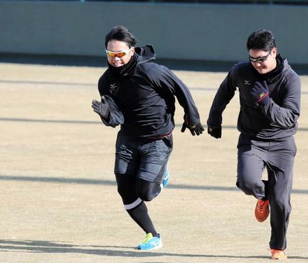 　竹安（右）とダッシュを競い合う高山