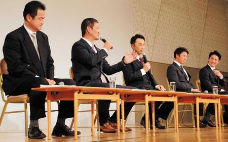 　トークショーに登場した、左から日本生命・杉浦氏、片岡コーチ、宮本氏、楽天・平石２軍監督、巨人・小林