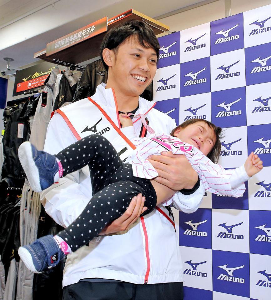 抱きかかえた女の子に泣かれ、苦笑いする高山（撮影・持木克友）