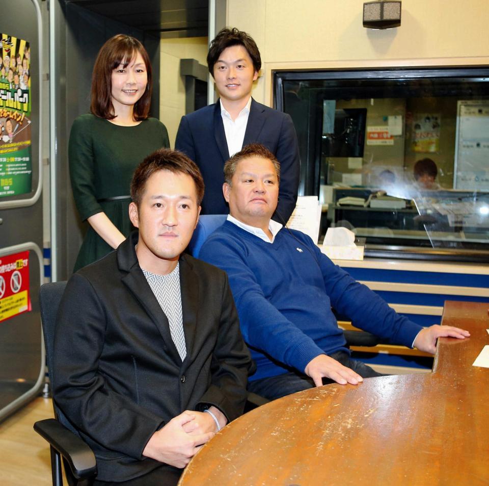 　ラジオにゲスト出演した平野コーチ（手前左）。同右は金村氏