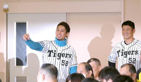 　絶妙な制球を披露する荒木。右は小豆畑