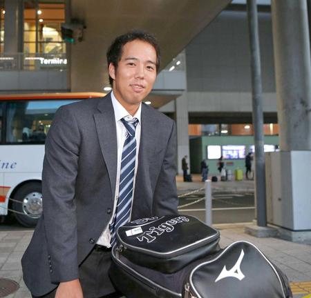 　帰国し、充実した表情を見せる青柳（撮影・田中太一）