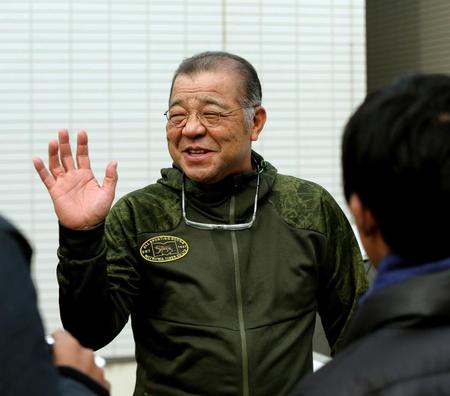 笑顔で話す阪神・掛布雅之２軍監督＝鳴尾浜（撮影・田中太一）