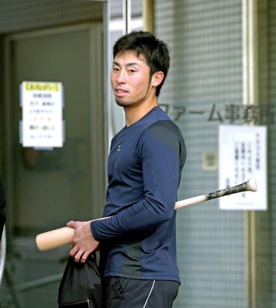 　打撃練習で体を動かした江越（撮影・田中太一）