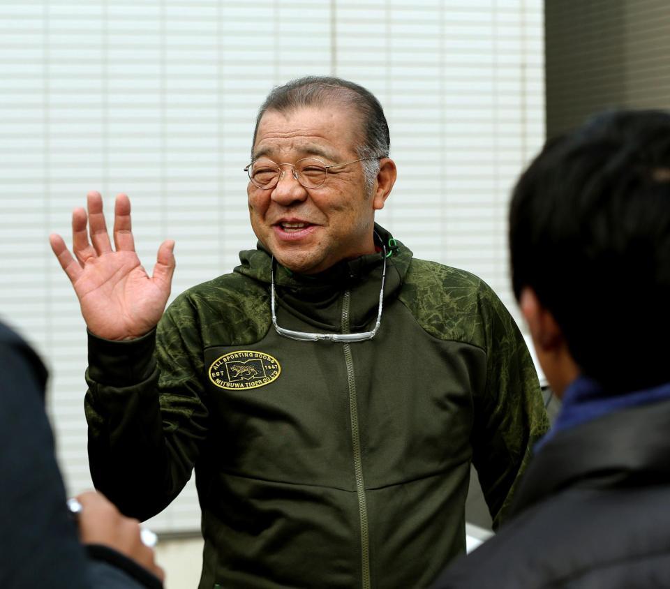 笑顔で話す阪神・掛布雅之２軍監督＝鳴尾浜（撮影・田中太一）