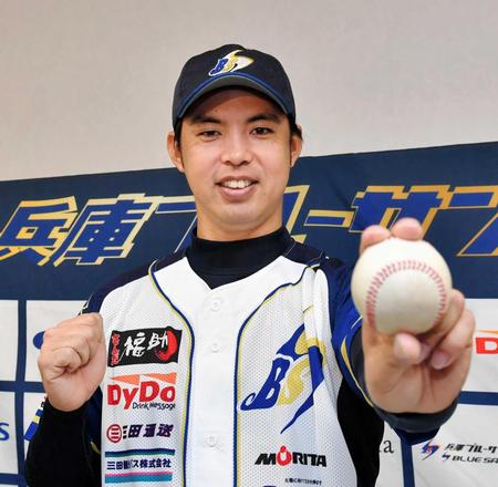 　ボールを手に笑顔を見せる井川