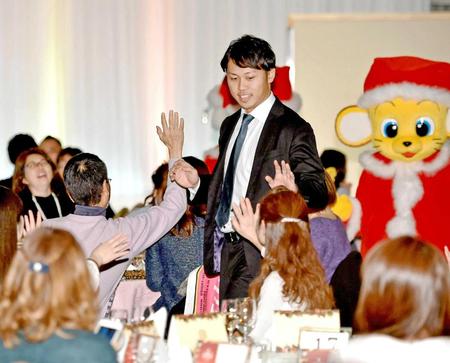 　クリスマスパーティーに参加し、ファンと触れ合う高山（撮影・出月俊成）